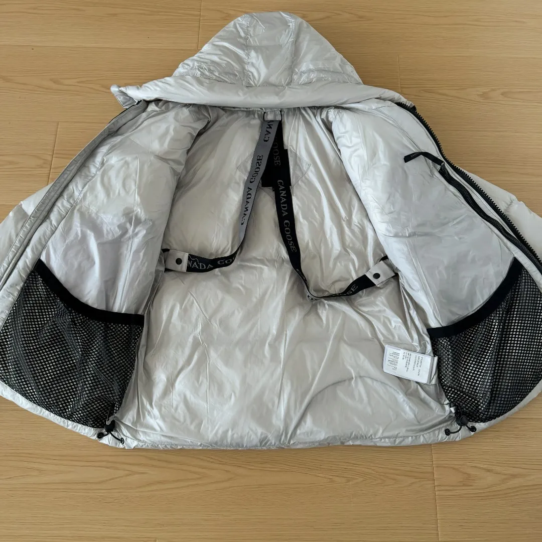 Style No.: Y 111 𝘾𝘼𝙉𝘼𝘿𝘼 𝙂𝙊𝙊𝙎𝙀/Big Goose 2252 Style 2023 Limited New Arrival Crofton Puff Down Jacket Pure Guangzhou Inspection 80 White Duck Down Filling‼ Top version, ceiling level‼ Crofton soft bread, the latest New Arrival style in 2023, has a cold protection effect of up to level 4. It uses recycled Feather-Light tear-resistant fabric, which is super Lightweight and has no weight-bearing feeling on the upper body! The unique black label highlights your temperament‼ Canada Goose, a Canadian brand, has always been recognized as the warmest down jacket. Various Instagram celebrities, Internet celebrities, and celebrities often wear it for street photos. I do Canada Goose every year, but I still can’t get rid of my love for geese. No matter how cold the winter is, there is no need to be afraid, because there are geese! Filled with 80% white duck down, Canada Goose is the legendary warmest down jacket and is known as a must-have for Arctic outdoor sports! The most popular down jacket in the world, celebrities are rushing to buy it, it is a must-have! Same Style Sizes for Men and Women: XS~XXL Color: Black Black Label Black Red Label Gray Black Label Gray Red Label Navy Blue Red